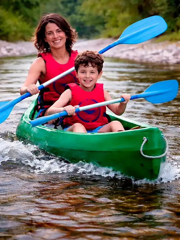 Un niño y su madre en canoa haciendo el descenso del Sella con Aipol Aventura