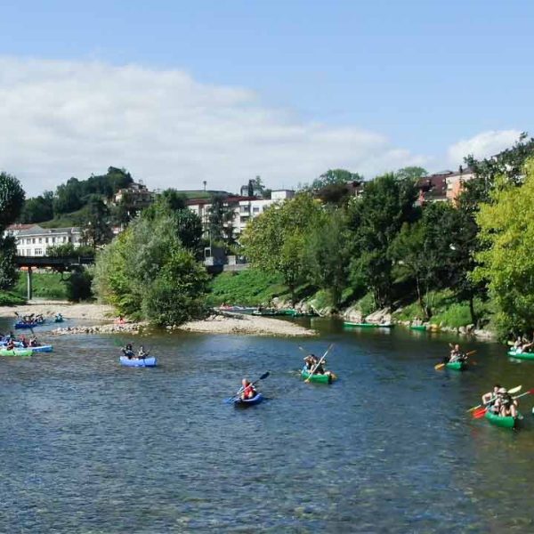 Canoas en el río Sella en Arriondas, capital de Parres es el lugar donde comienza el descenso del Sella.