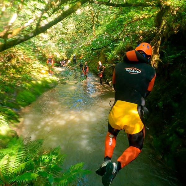 Saltando al río en el barranco de Vallegón