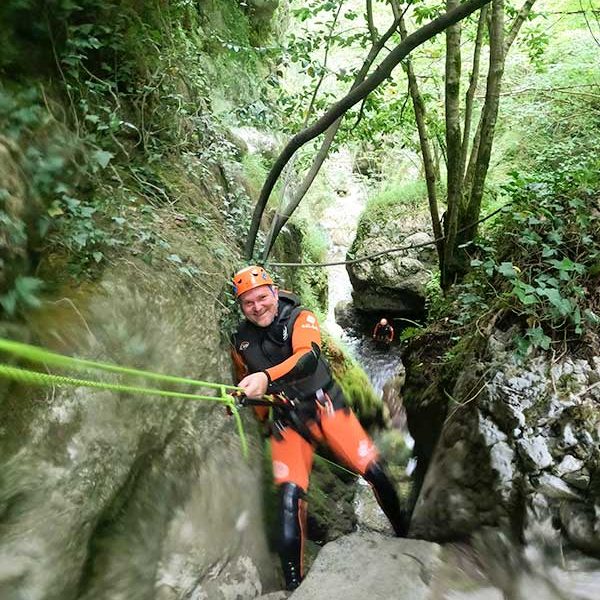 Persona haciendo descenso de un barranco de forma cómoda y segura