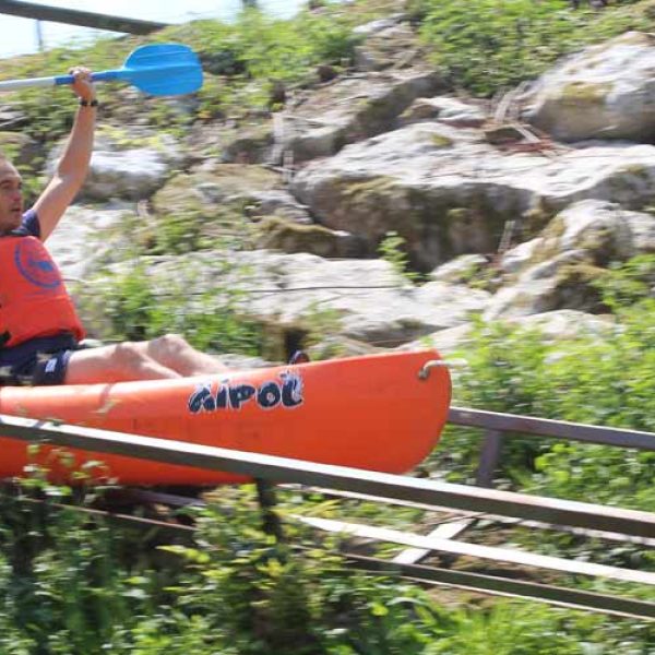 Hombres en canoa segura con chaleco haciendo seguros el descenso del río Sella en canoa