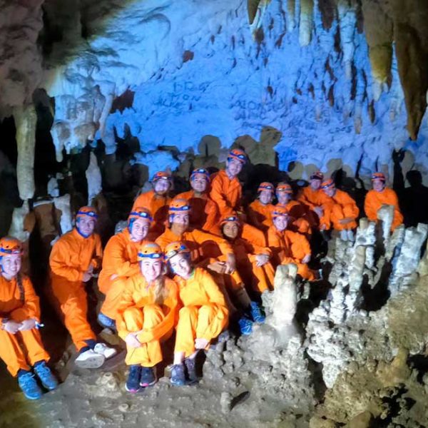 Grupo haciendo espeleología en Asturias