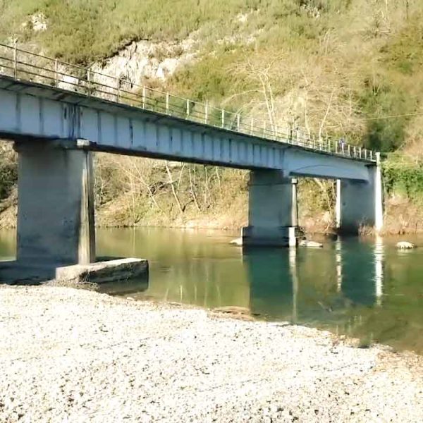 Vista del Puente de Toraño en 2023 desde el propio río Sella