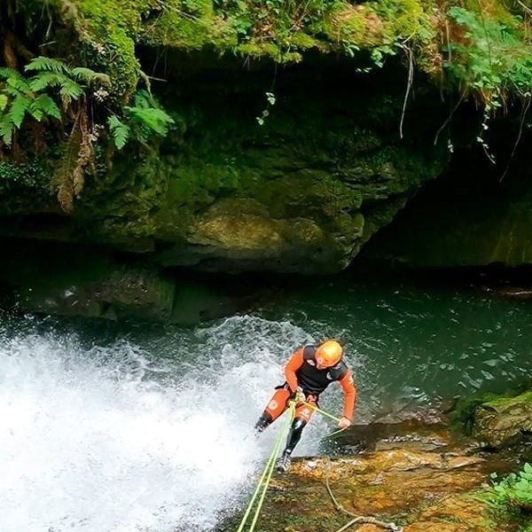 Haciendo rápel en el cañón