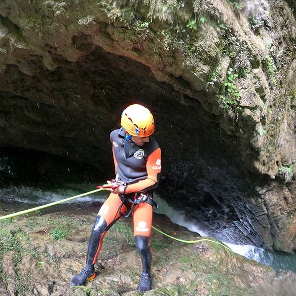 Barranquista rapelando por el cañón del Viboli