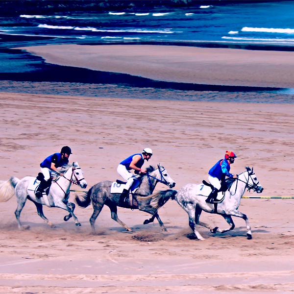 Carrera de caballos en la Playa de Santa Marina de Ribadesella